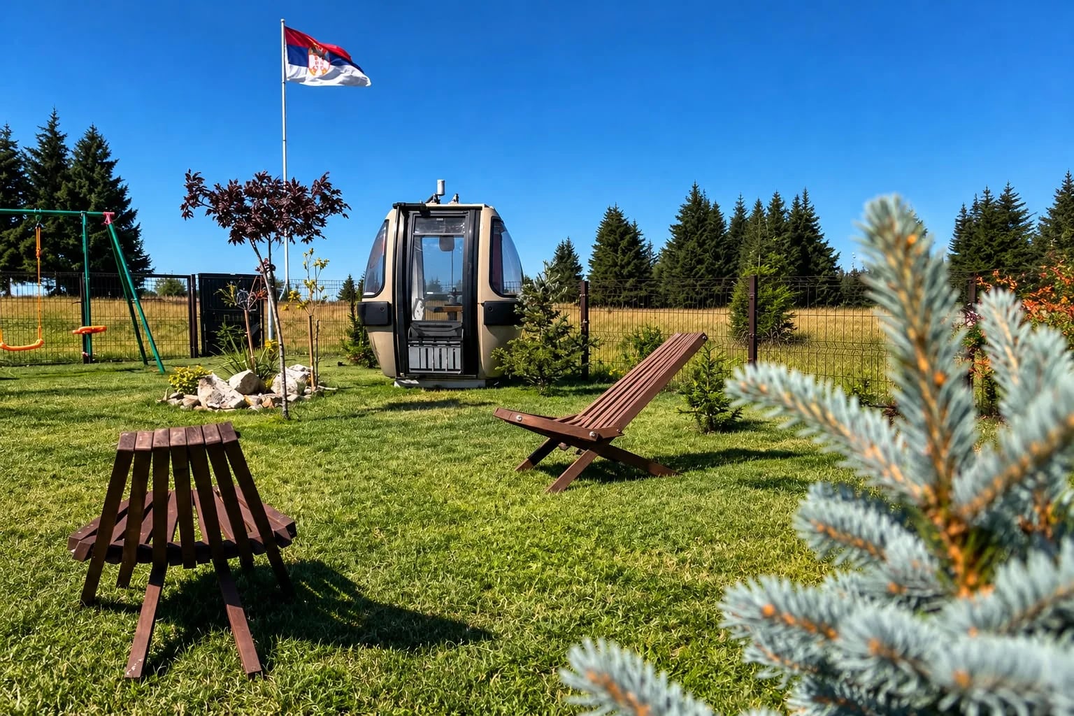 Garten von Topli Kutak Golija mit Liegestühlen, Schaukel und Gondelkabine