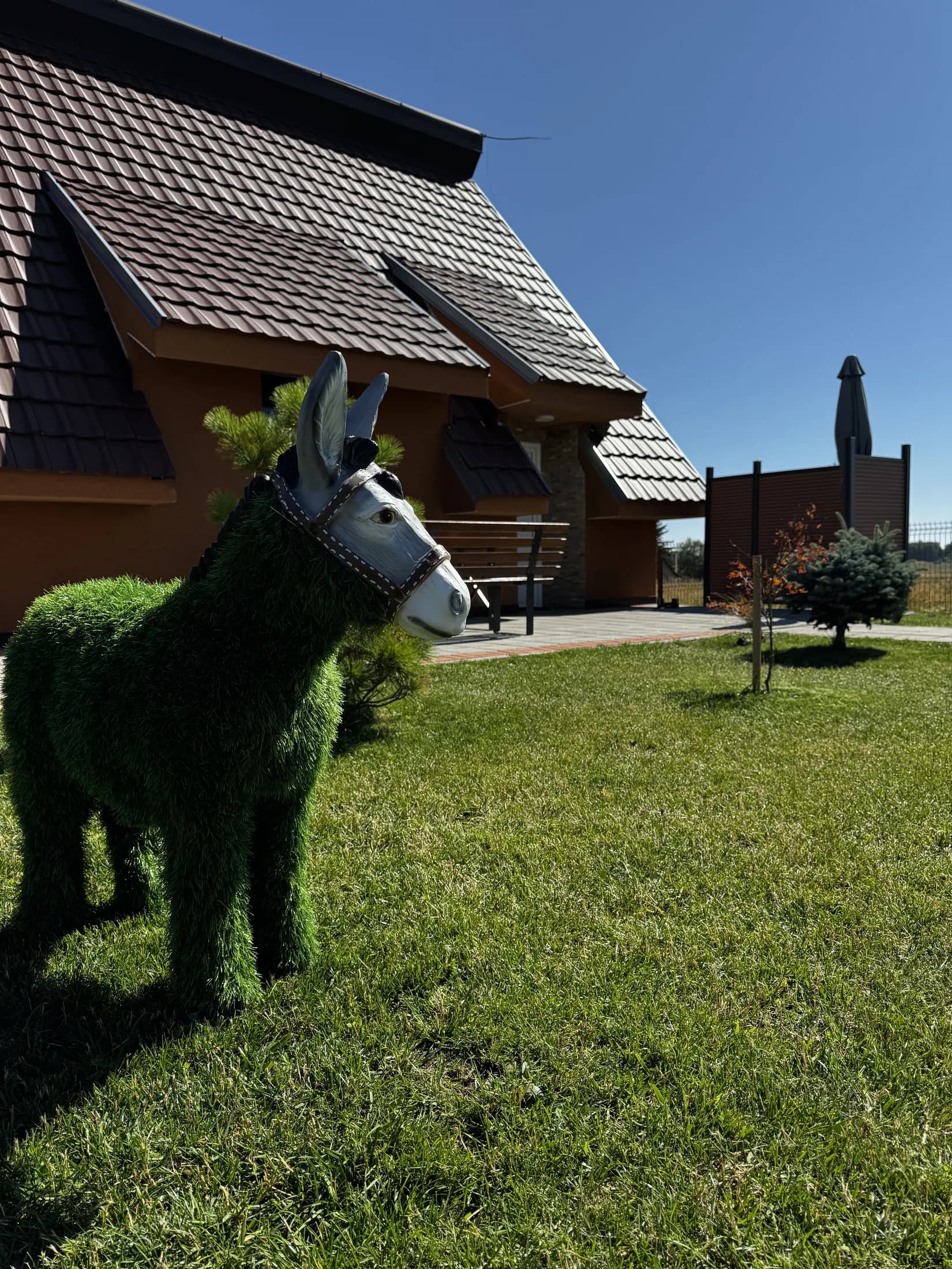 Haus und Garten im Sommer · Topli Kutak Golija
